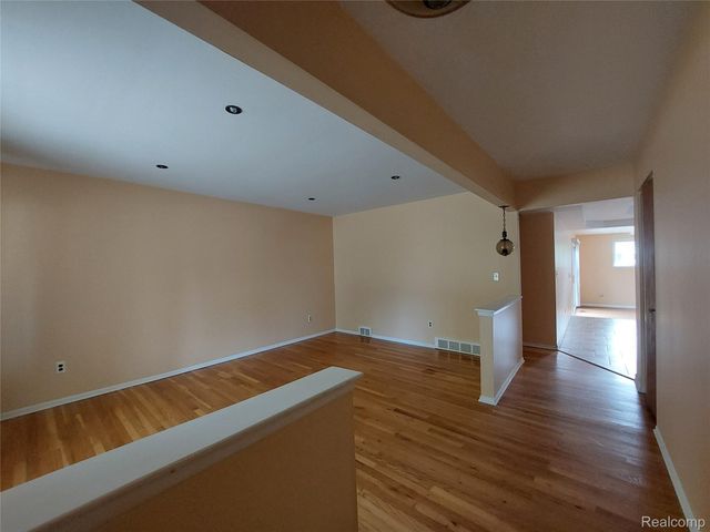 5080 Abington Drive, Troy, MI 48085