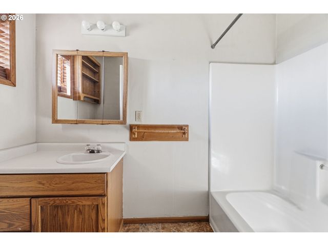 3323 COLUMBIA HEIGHTS Rd, Longview, WA 98632