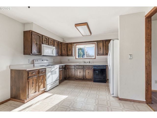 3323 COLUMBIA HEIGHTS Rd, Longview, WA 98632
