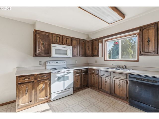 3323 COLUMBIA HEIGHTS Rd, Longview, WA 98632