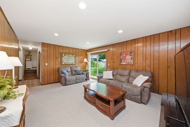 1511 Lexington Lane, Downers Grove, IL 60516