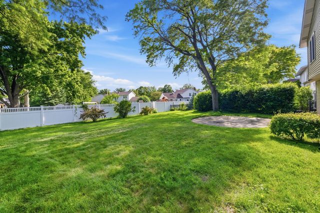 1511 Lexington Lane, Downers Grove, IL 60516