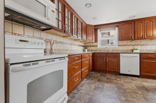 7 Taylor 2, Saugus, MA 01906