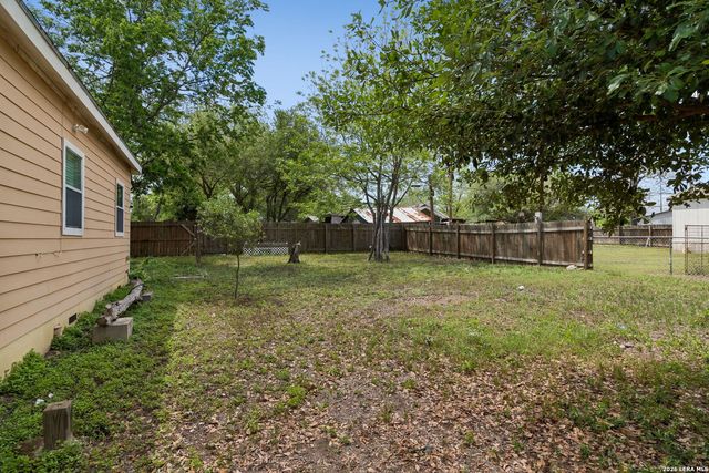 810 Lamar, Luling, TX 78648