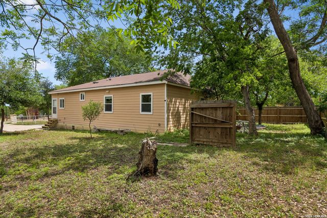 810 Lamar, Luling, TX 78648