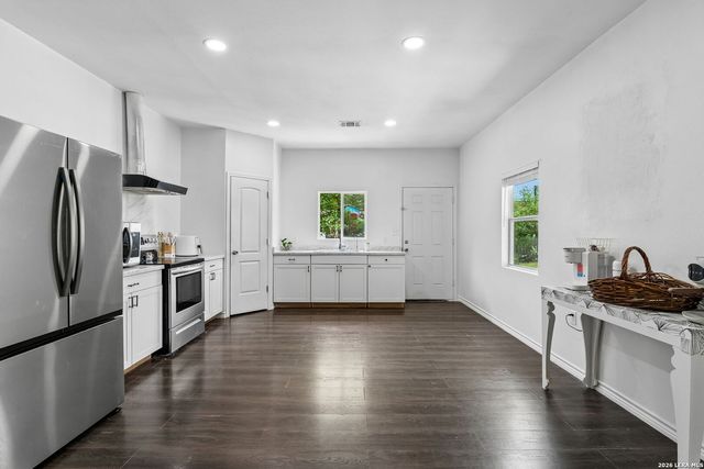 810 Lamar, Luling, TX 78648