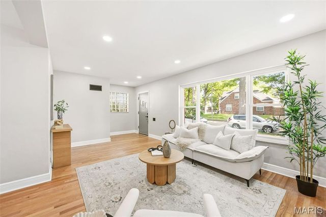 5464 Lindenwood Avenue, St Louis, MO 63109