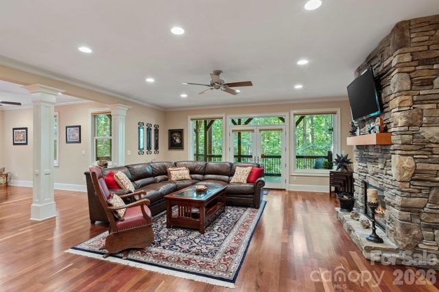 132 Pinnacle Peak Lane, Flat Rock, NC 28731