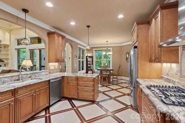 132 Pinnacle Peak Lane, Flat Rock, NC 28731