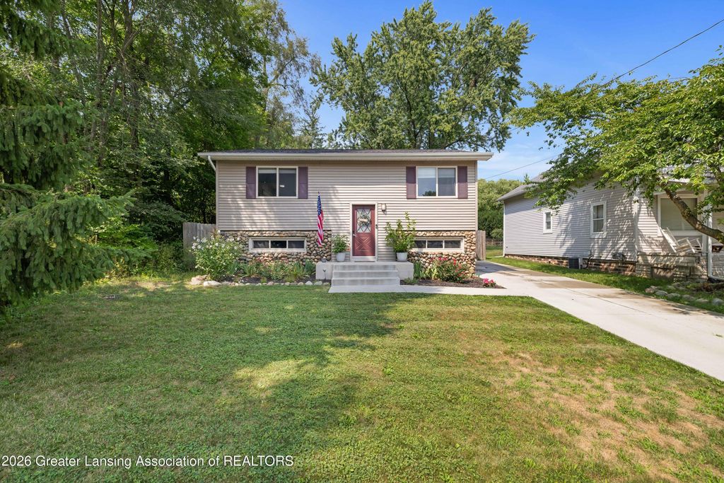 826 Jones Street, Grand Ledge, MI 48837