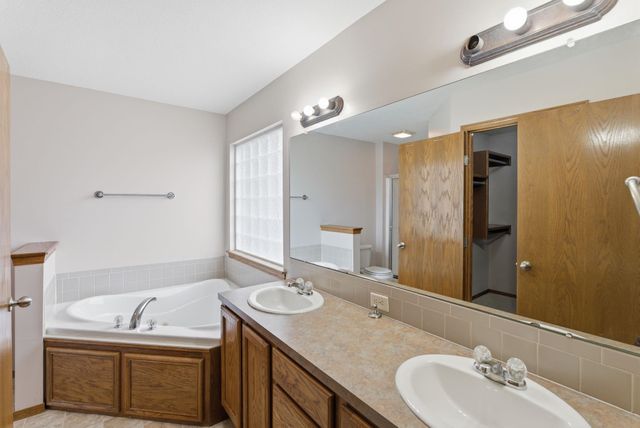 906 E Splitwood Way, Derby, KS 67037