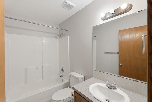 906 E Splitwood Way, Derby, KS 67037