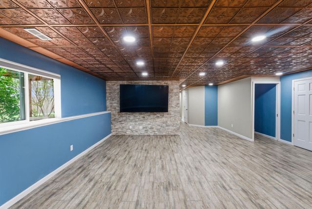906 E Splitwood Way, Derby, KS 67037