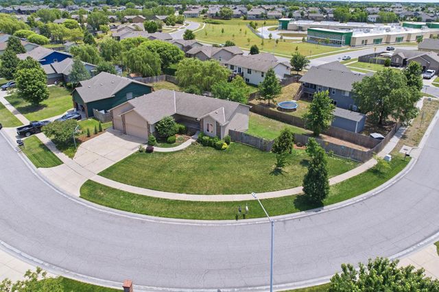 906 E Splitwood Way, Derby, KS 67037