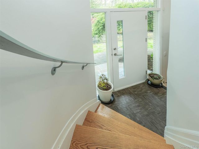 7 Southeast Road, Sands Point, NY 11050