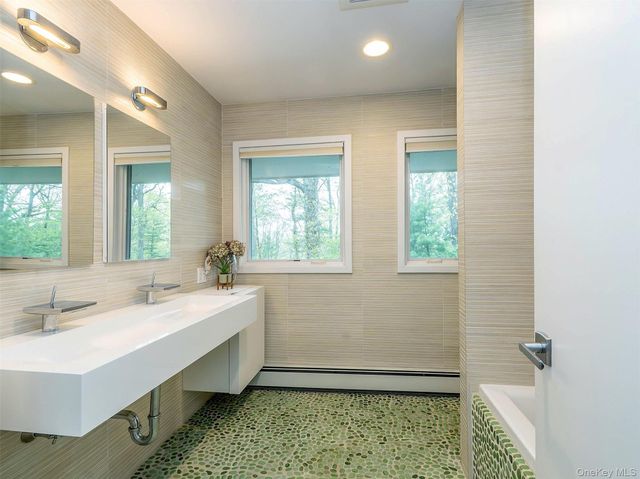 7 Southeast Road, Sands Point, NY 11050