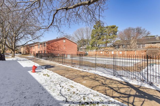 810 Old Settlers Trail 3, Hopkins, MN 55343