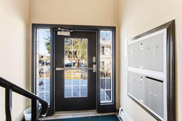 810 Old Settlers Trail 3, Hopkins, MN 55343