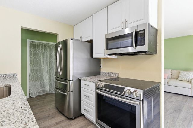 810 Old Settlers Trail 3, Hopkins, MN 55343