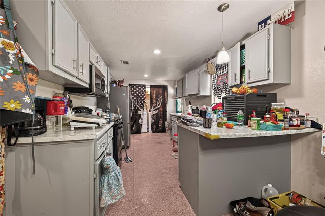 1316 N Main Street, Highlands, TX 77562