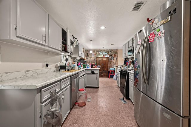 1316 N Main Street, Highlands, TX 77562