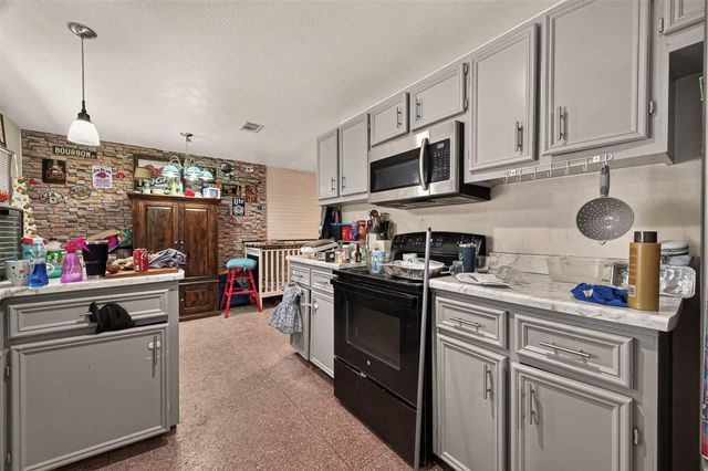 1316 N Main Street, Highlands, TX 77562