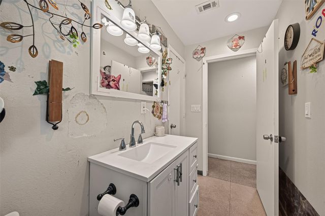 1316 N Main Street, Highlands, TX 77562