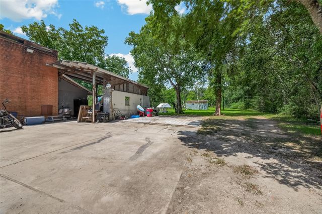1316 N Main Street, Highlands, TX 77562