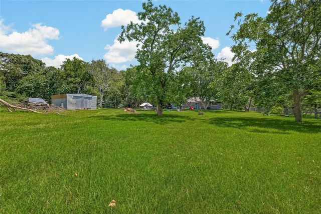 1316 N Main Street, Highlands, TX 77562