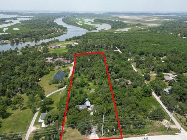 1316 N Main Street, Highlands, TX 77562