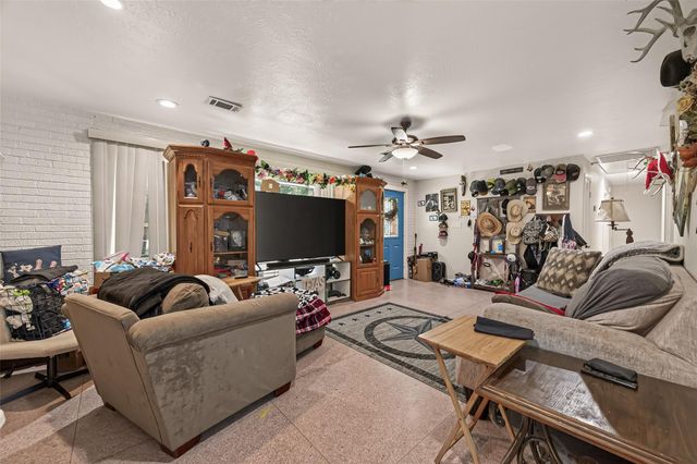 1316 N Main Street, Highlands, TX 77562