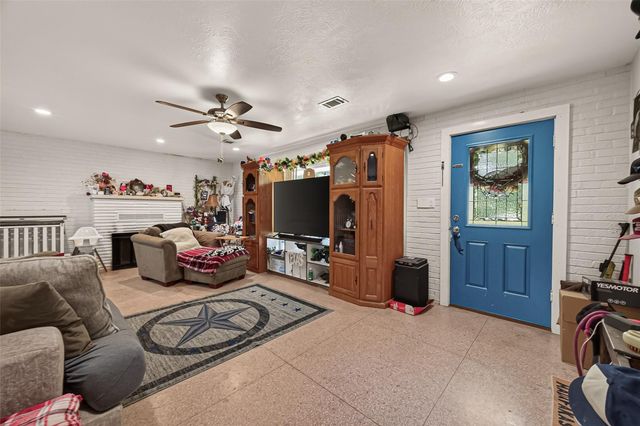 1316 N Main Street, Highlands, TX 77562