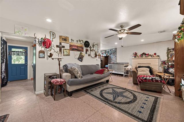 1316 N Main Street, Highlands, TX 77562