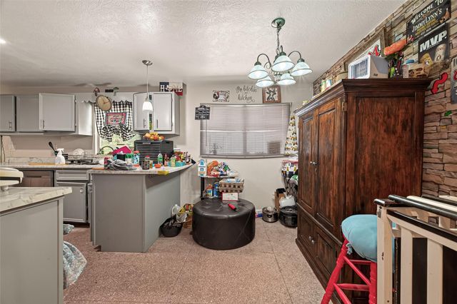 1316 N Main Street, Highlands, TX 77562