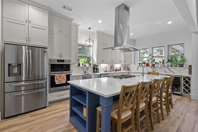 1216 S Hill Street, Alvin, TX 77511