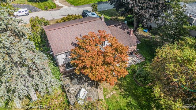 121 Allen Lake Drive, White Lake, MI 48386