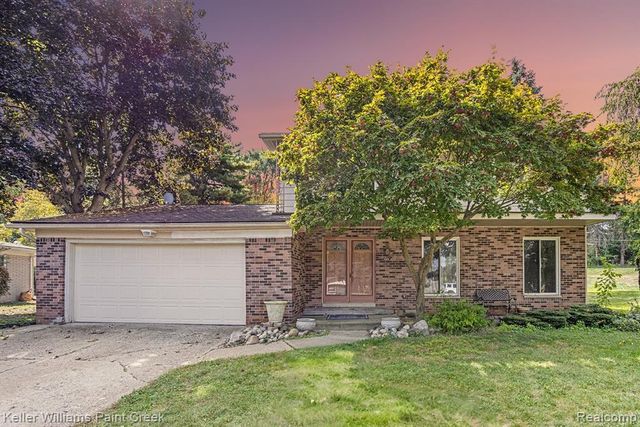 121 Allen Lake Drive, White Lake, MI 48386