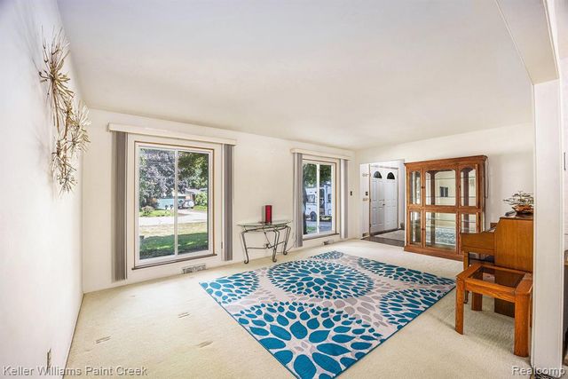 121 Allen Lake Drive, White Lake, MI 48386