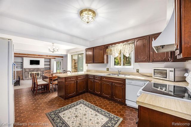 121 Allen Lake Drive, White Lake, MI 48386