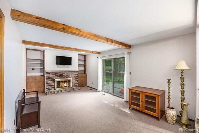 121 Allen Lake Drive, White Lake, MI 48386