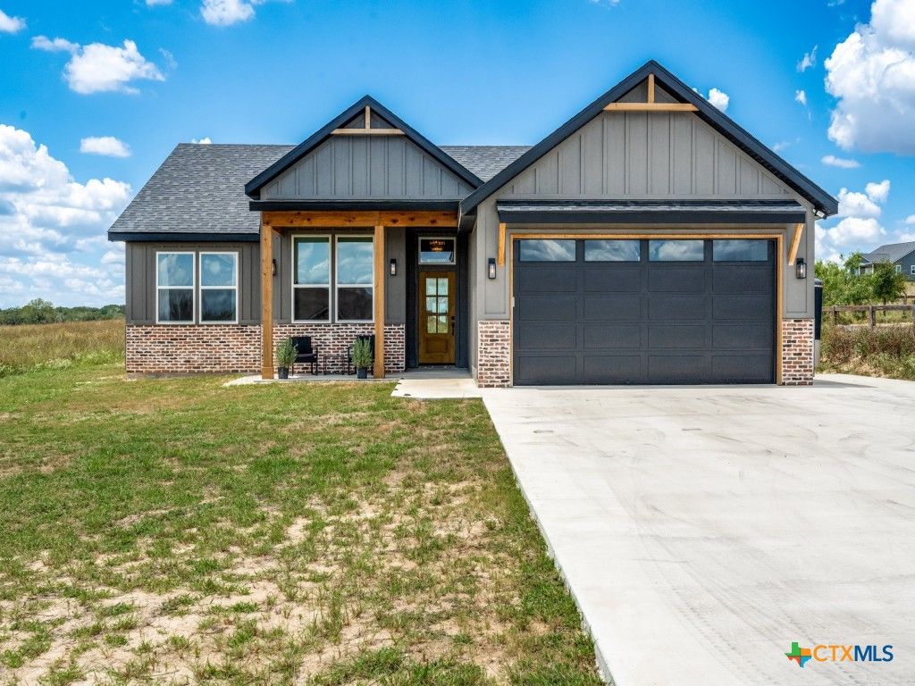 141 Merion Lane, La Vernia, TX 78121
