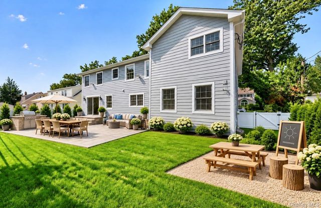 15 Glen Road, Garden City, NY 11530
