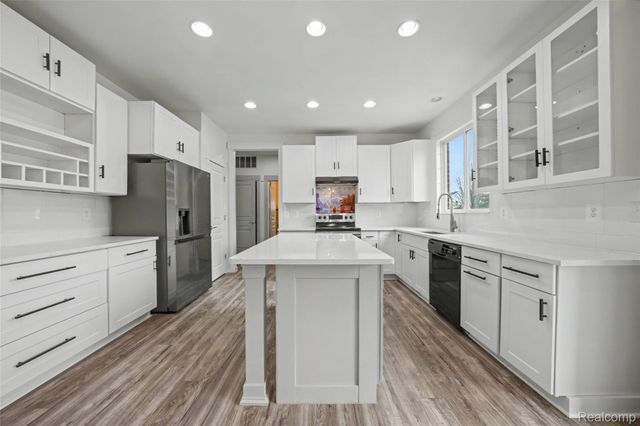 49184 Gracechurch Road, Macomb Township, MI 48044