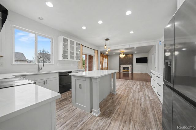 49184 Gracechurch Road, Macomb Township, MI 48044