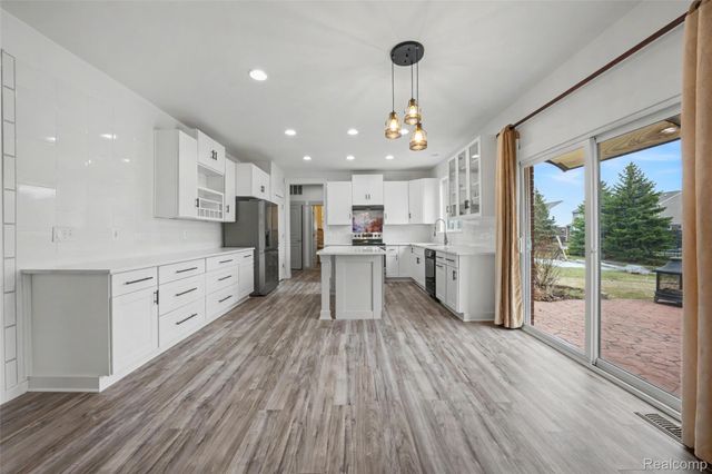 49184 Gracechurch Road, Macomb Township, MI 48044