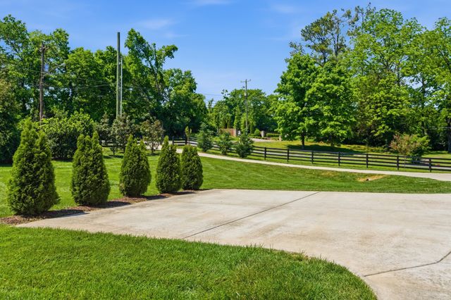 864 Battery Ln, Nashville, TN 37220