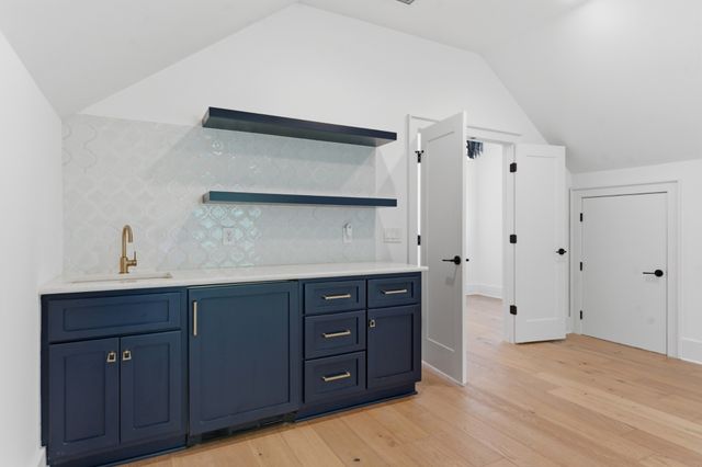 864 Battery Ln, Nashville, TN 37220