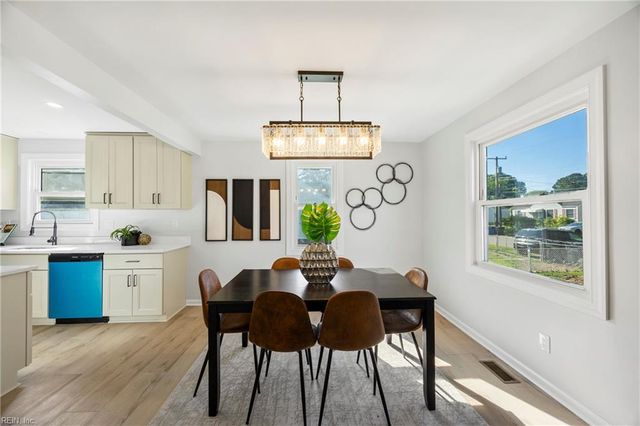 22 Fairview CIR S, Portsmouth, VA 23702