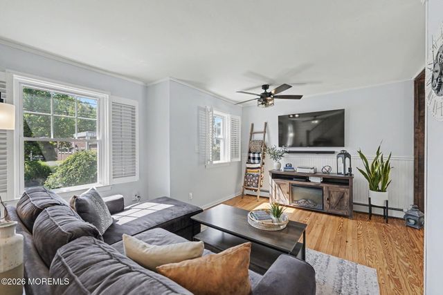 14 Asbury Avenue, Farmingdale, NJ 07727