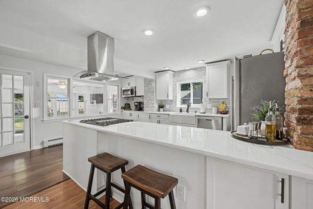 14 Asbury Avenue, Farmingdale, NJ 07727
